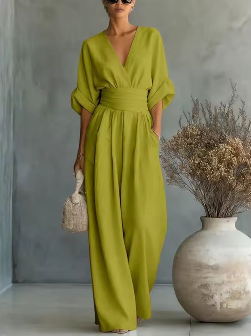 Mono fluido de mujer con caída cómoda, escote en V profundo, look casual perfecto para el verano.