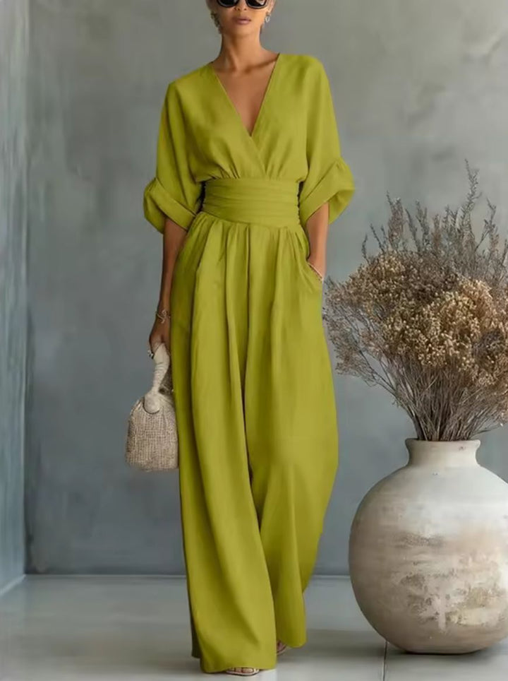 Mono fluido de mujer con caída cómoda, escote en V profundo, look casual perfecto para el verano.