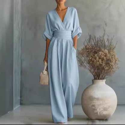 Mono de mujer con escote en V y tejido fluido, ropa casual cómoda de pierna ancha para el verano.