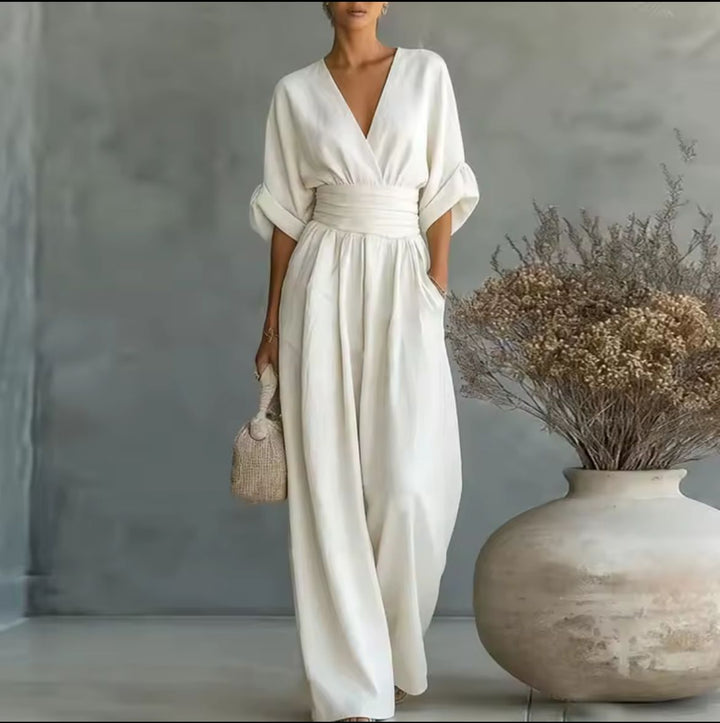 Mono de mujer cómodo y fluido con escote en V, ideal para primavera y verano.
