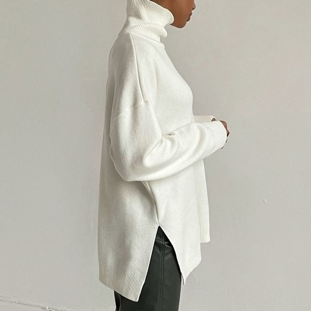 Jersey femenino, cuello alto, abertura elegante. Versátil para outfits casuales o formales.