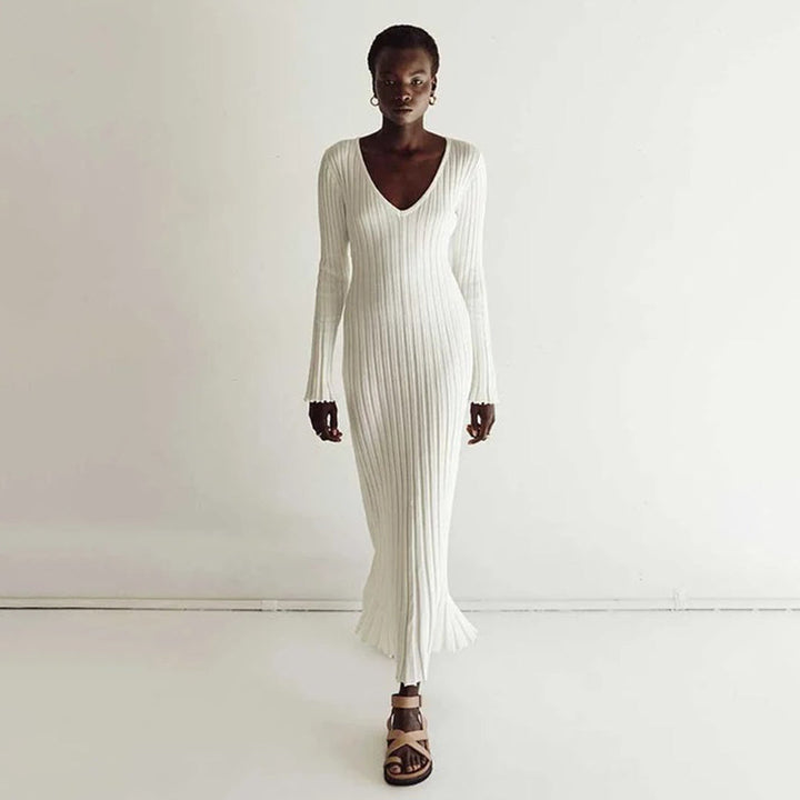 Silueta de mujer con vestido de punto maxi, un look distinguido y cómodo para cualquier ocasión.