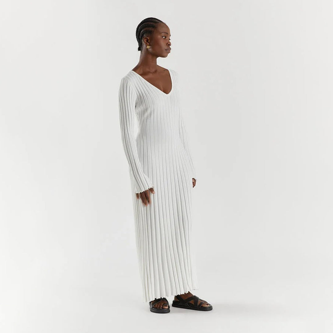 Vestido maxi de punto color burdeos para mujer, elegancia moderna y sensación acogedora de otoño.