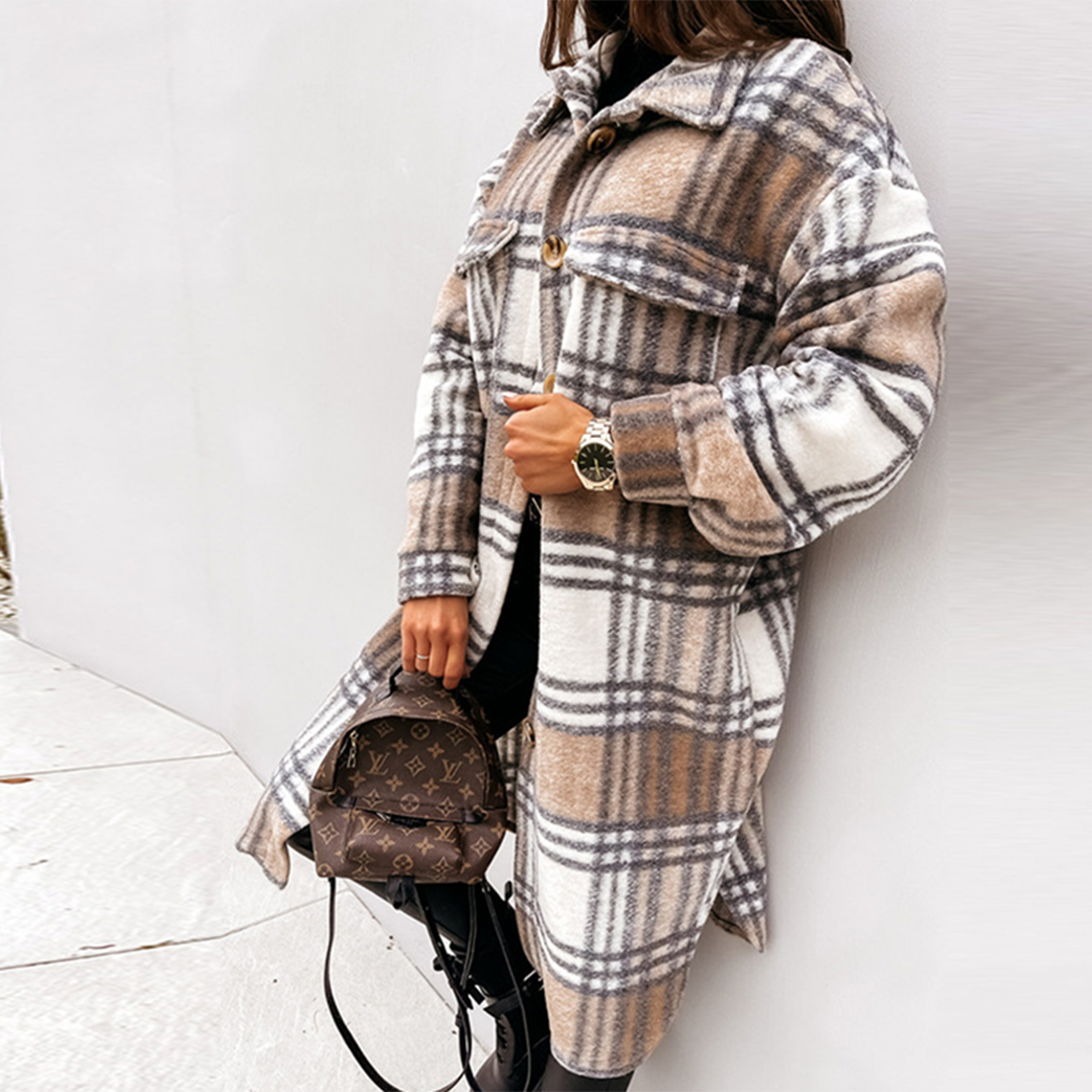 Parte trasera de abrigo largo de cuadros para mujer, mostrando su silueta y elegancia invernal.