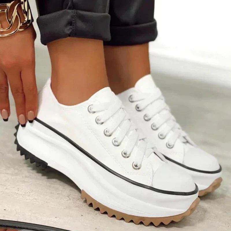 Zapatillas de mujer con plataforma, calzado alto cómodo para un estilo urbano y casual, moda femenina y tendencia.