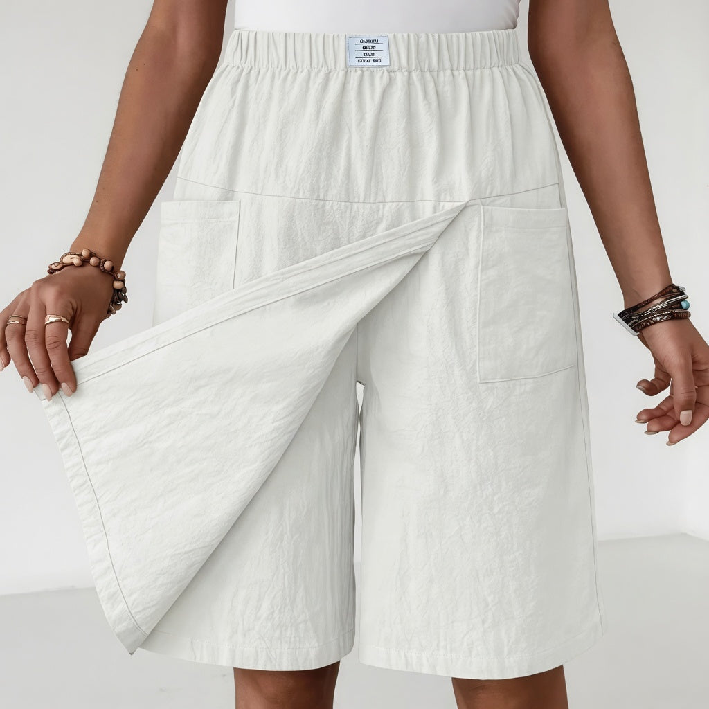 Mujer luciendo falda pantalón cómoda con cintura elástica y bolsillos, atuendo casual de verano, estilo y funcionalidad.