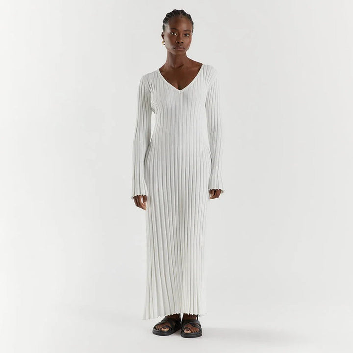 Detalle del tejido de punto en un vestido maxi femenino, realzando su calidad y confort.