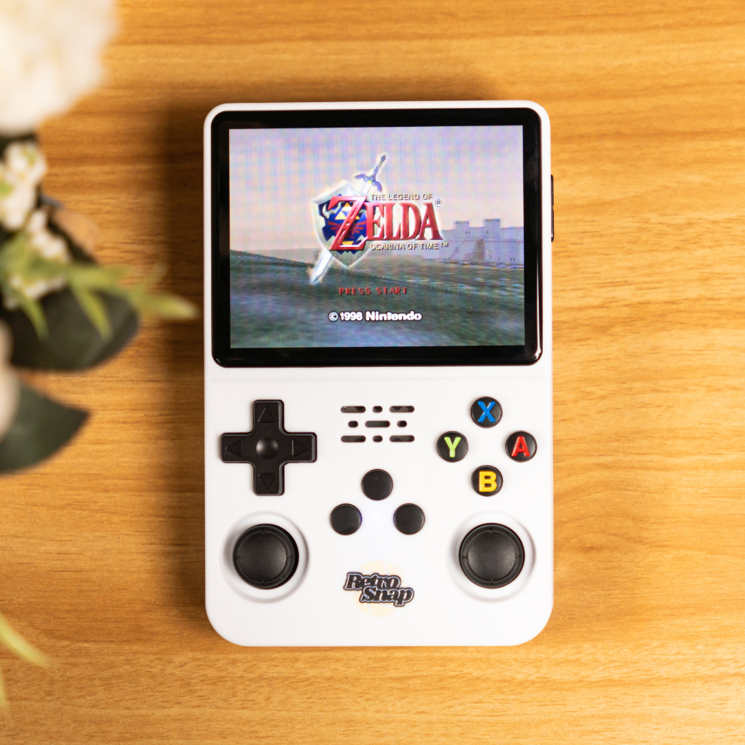 Detalle de pantalla HD de mini consola retro. Gráficos nítidos para juegos clásicos inolvidables.