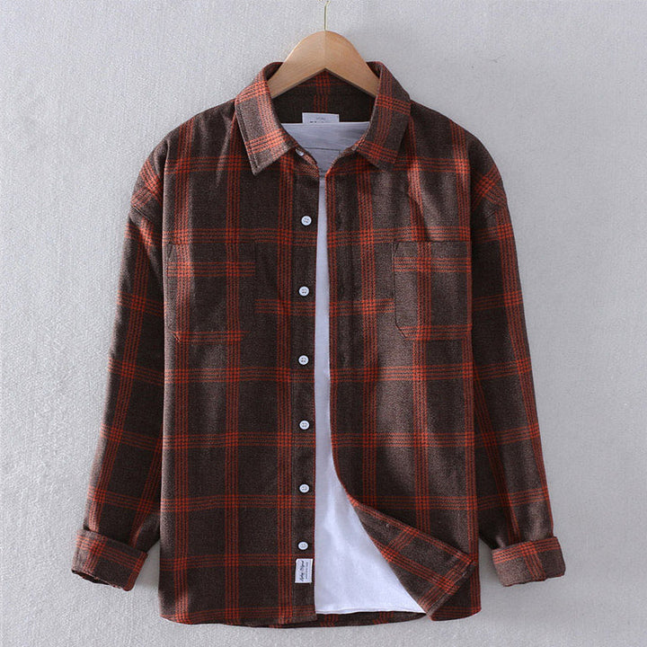 Hombre modelando camisa de cuadros casual de moda masculina. Diseño atemporal ideal para otoño e invierno.