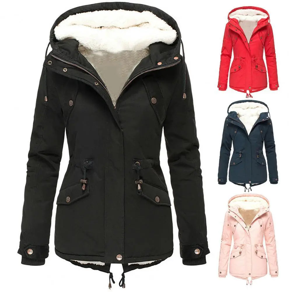 Mujer de perfil con abrigo de invierno y capucha, estilo moderno, ropa exterior cálida y protección en días fríos.
