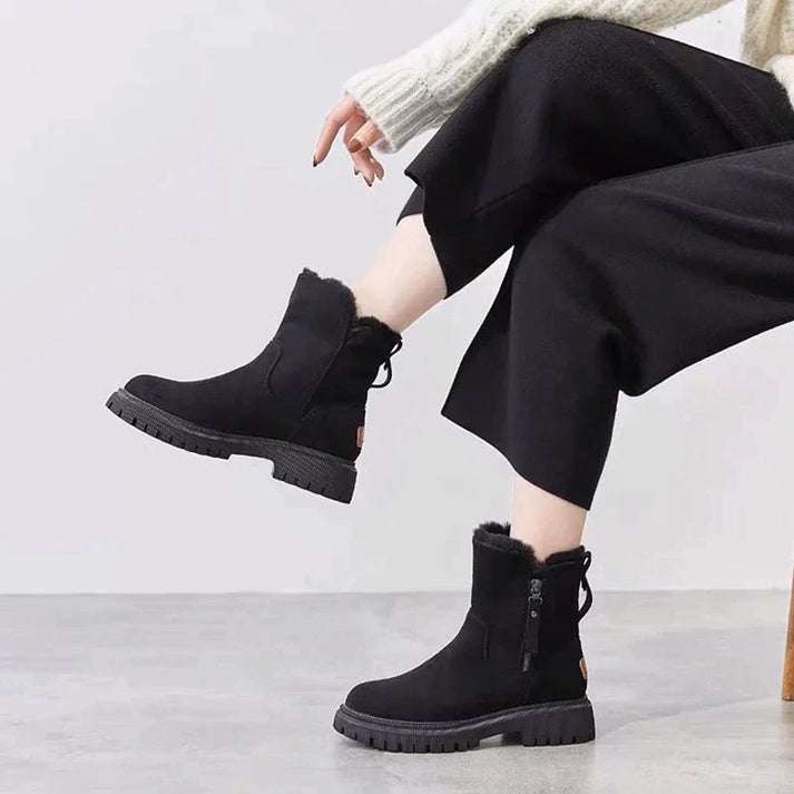 Primer plano de la cremallera en botas de invierno de mujer, detalle de alta calidad y funcionalidad.