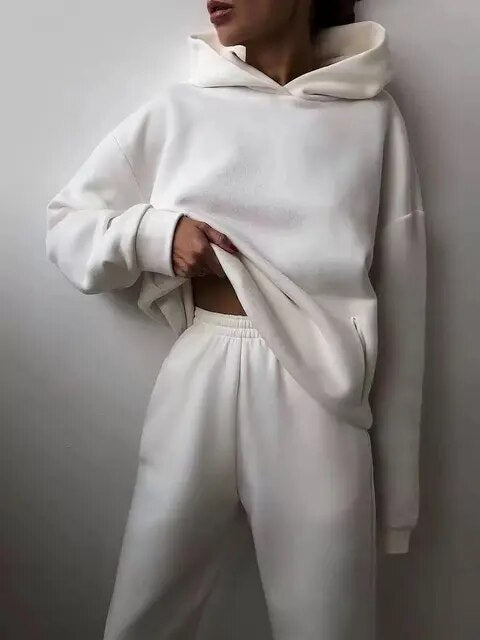 Chándal oversize mujer negro, ideal para look casual y deportivo de invierno, muy cómodo y moderno.