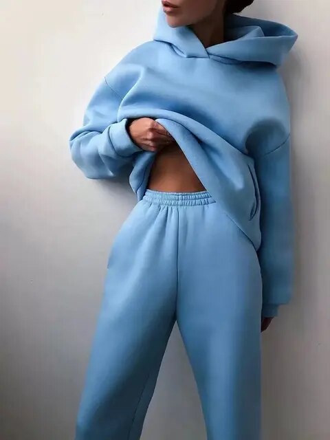 Chándal de mujer oversize en tonos pastel, sudadera con capucha y pantalón, ideal para un estilo casual.