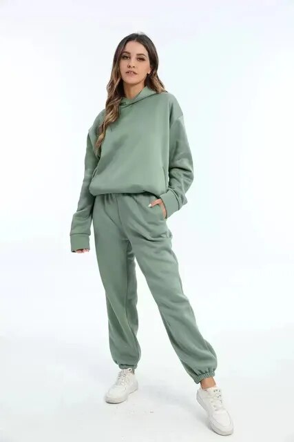 Chándal oversize mujer con capucha, conjunto deportivo cómodo y elegante, ideal para actividades casuales.