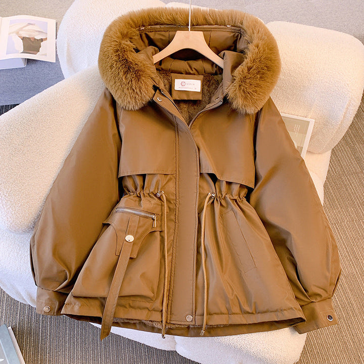 Ropa de invierno mujer: abrigo largo y cálido con capucha, un must-have para enfrentar el frío con elegancia.