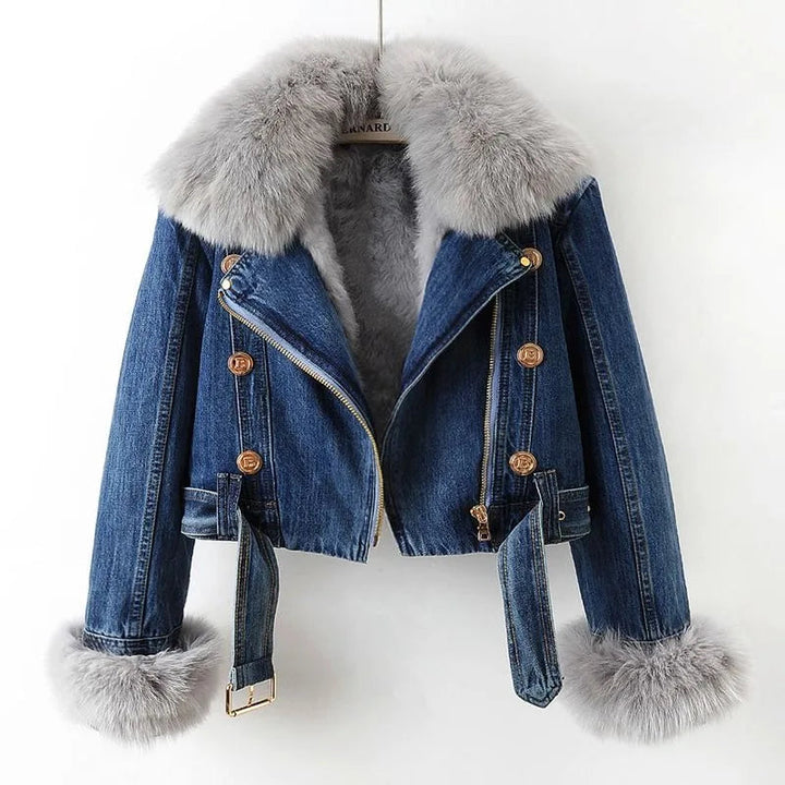 Ropa de exterior invernal: chaqueta de mujer con cuello de peluche, muy cálida y de moda urbana.