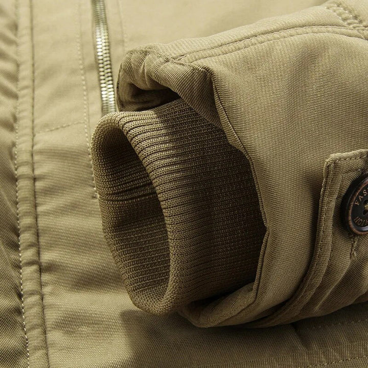 Chaqueta de invierno masculina con forro interno de felpa, capucha y cierres resistentes.