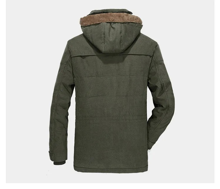 Hombre vistiendo chaqueta de invierno cálida con capucha de felpa, para actividades al aire libre.