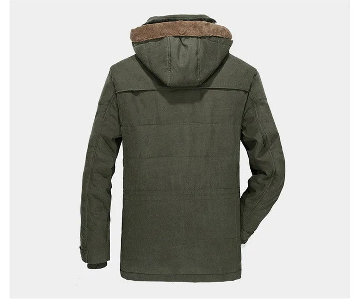 Hombre vistiendo chaqueta de invierno cálida con capucha de felpa, para actividades al aire libre.