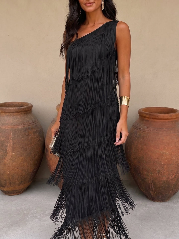 Sensual vestido de fiesta con flecos y hombros descubiertos para mujer, look deslumbrante en cóctel.
