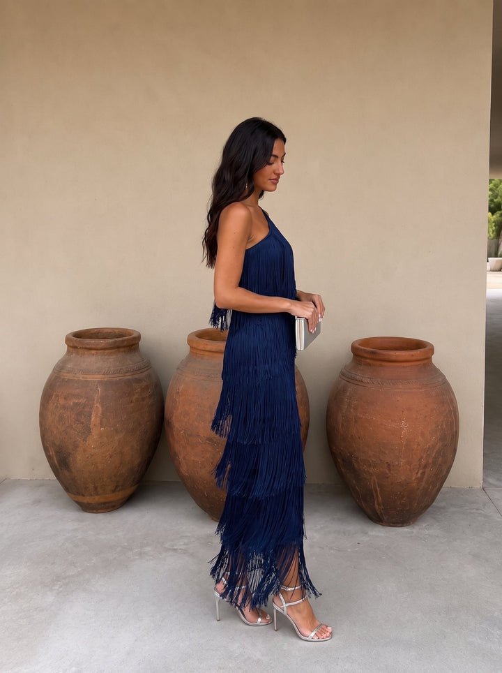 Vestido de fiesta para mujer, con flecos sensuales y hombros descubiertos, perfecto para celebración.