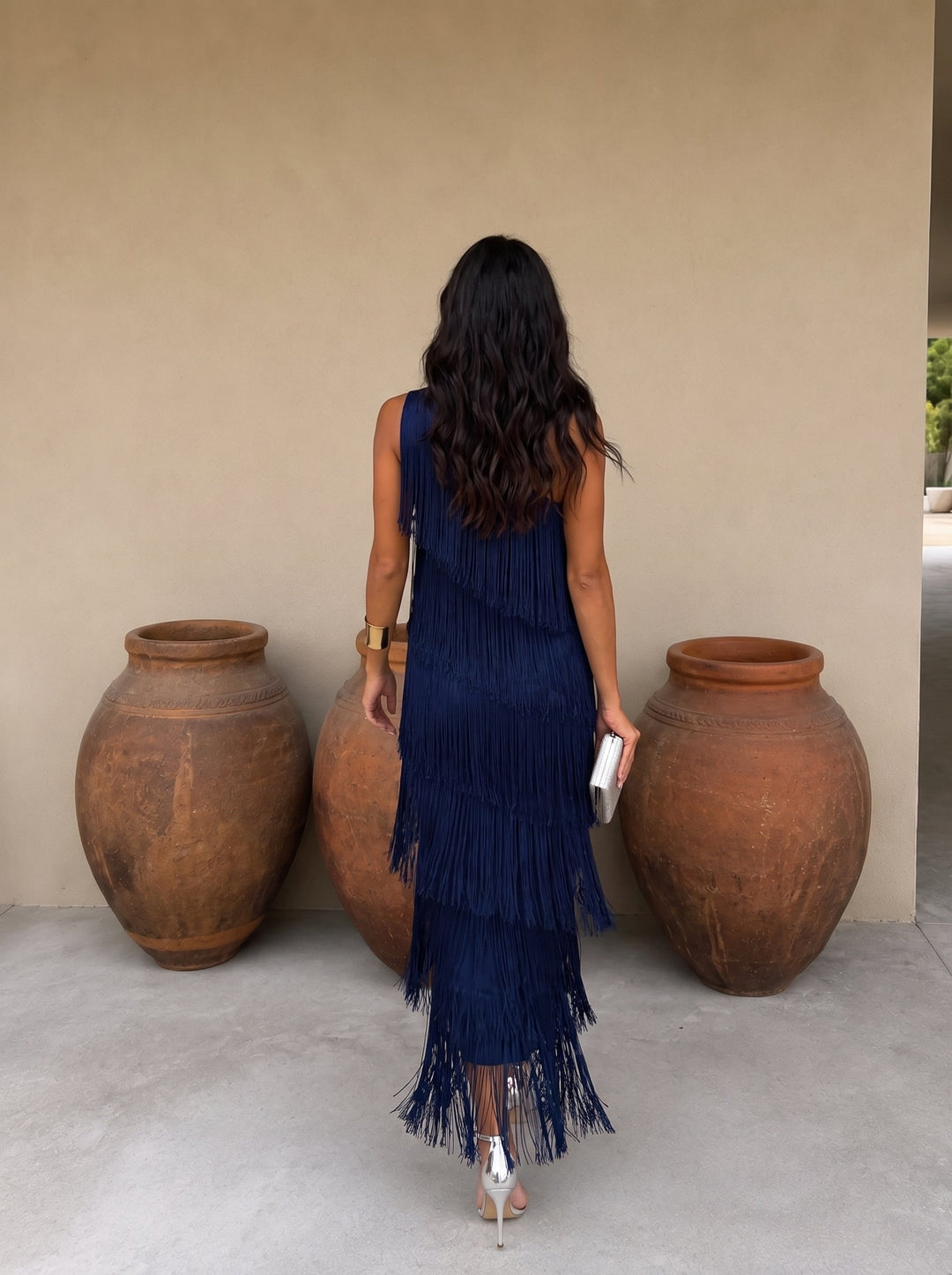 Vestido elegante de fiesta azul marino con flecos y diseño hombros descubiertos para mujer.