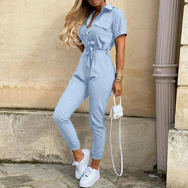 Mujer posando con mono versátil y cinturón ajustable, estilo elegante y casual para primavera.