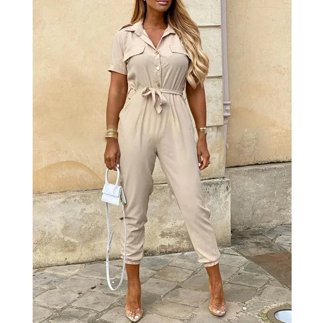 Mono moderno de mujer con cinturón ajustable, ideal para look casual chic urbano.