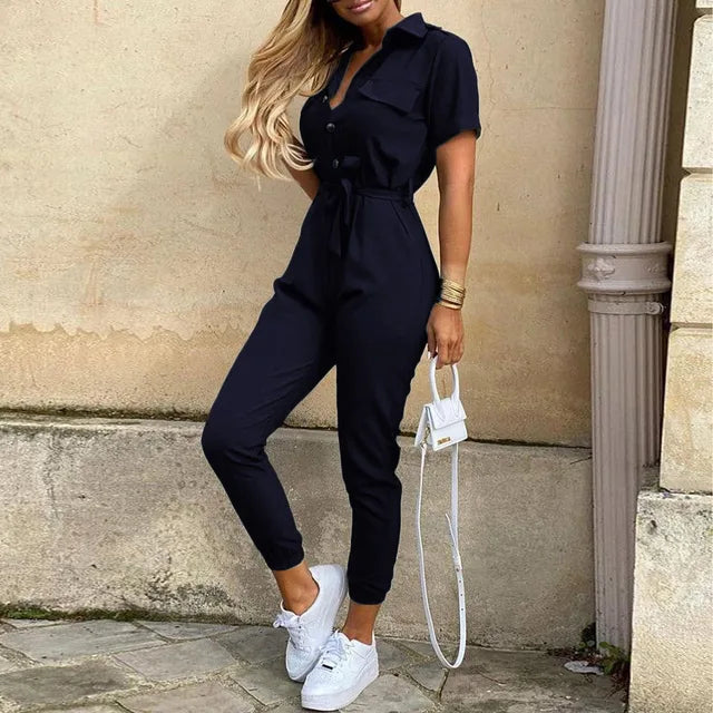 Mono de mujer fluido y elegante con cinturón, perfecto para un estilo urbano y fresco.