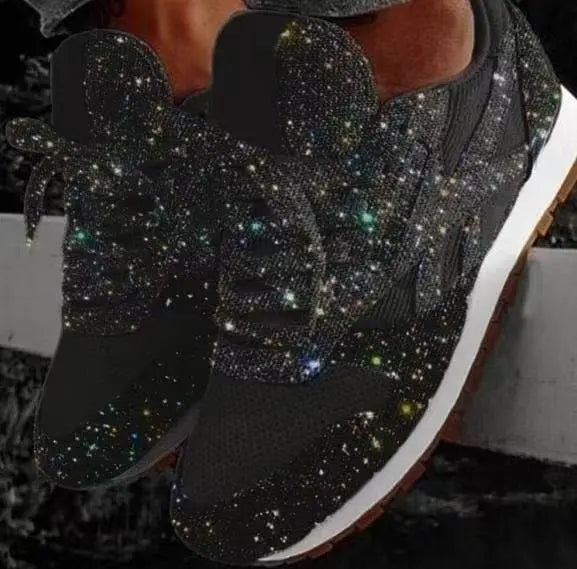 Zapatillas mujer HENRIELLA con brillo, estilo urbano y comodidad. Look juvenil y casual de moda.
