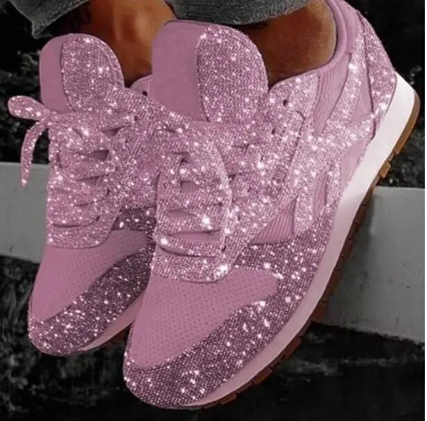 Zapatillas de mujer con brillo, cómodas y de moda urbana. Estilo juvenil y tendencia veraniega.