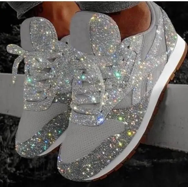 Zapatillas HENRIELLA de mujer con brillo. Calzado juvenil y cómodo, ideal para moda urbana de verano.