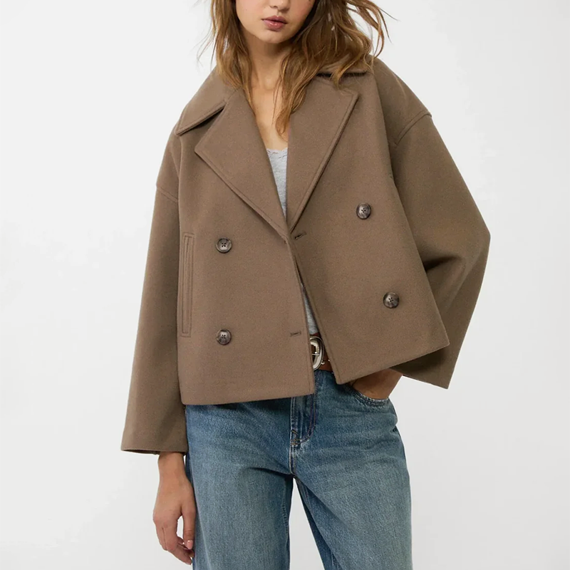 Abrigo corto elegante para mujer con cierre cruzado, estilo chic y versátil de moda.
