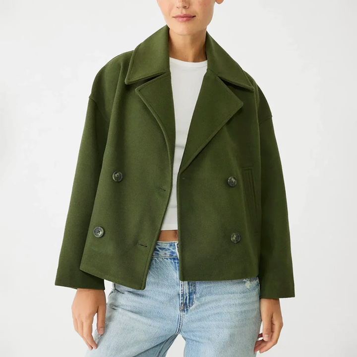 Básico de moda: abrigo corto cruzado versátil para mujer, ideal para cualquier look elegante.