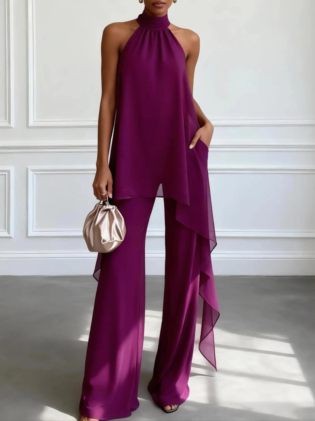 Conjunto elegante de mujer con top halter y pantalón fluido, perfecto para fiesta o evento formal. Estilo chic.