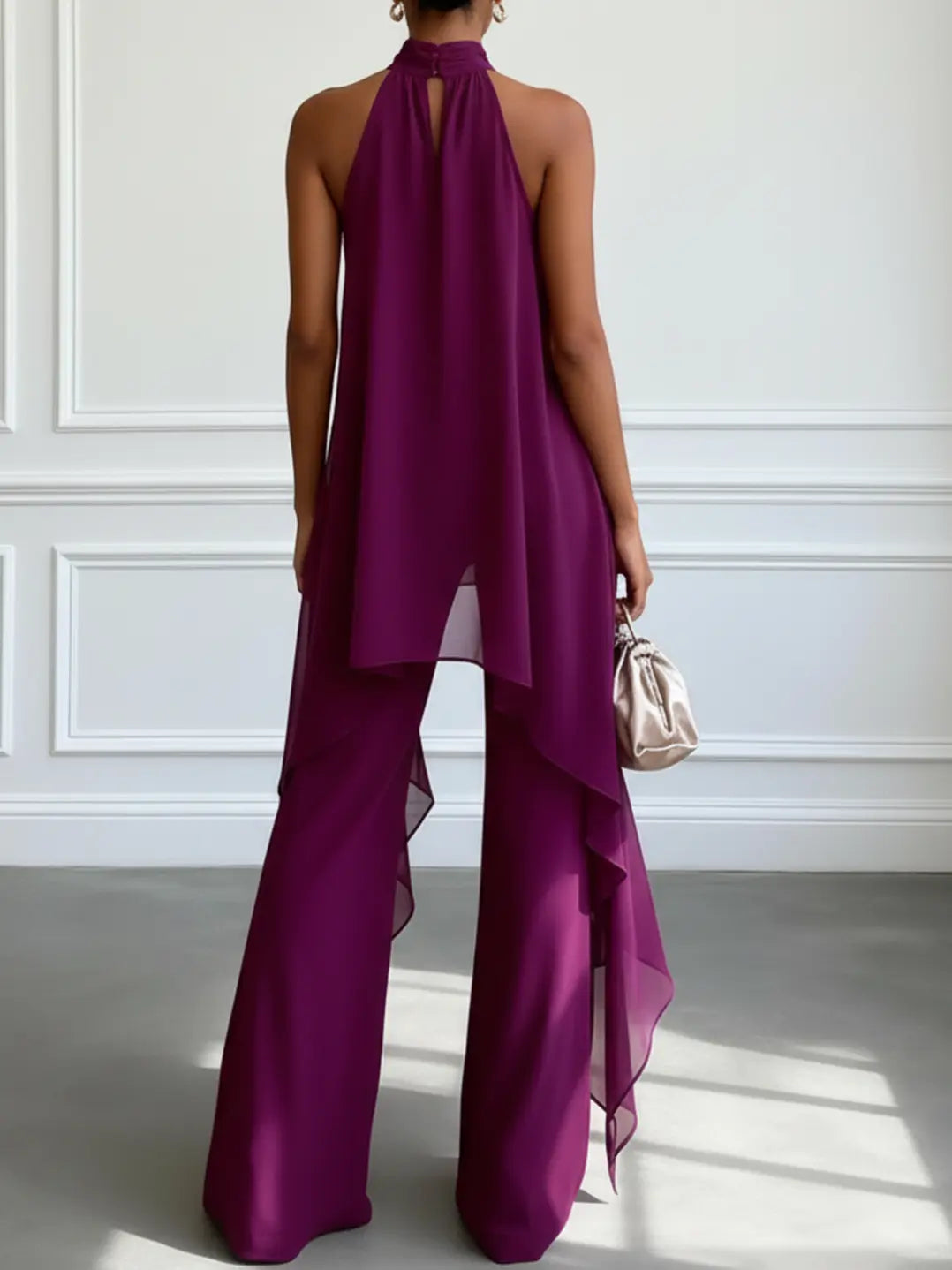 Conjunto moderno de dos piezas para mujer: top halter sin mangas y pantalón ancho. Ideal para look formal chic.
