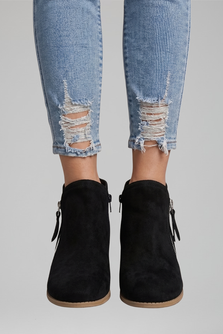 Descubre nuestros botines clásicos de mujer, con cremallera y tacón bajo, ideales para otoño.