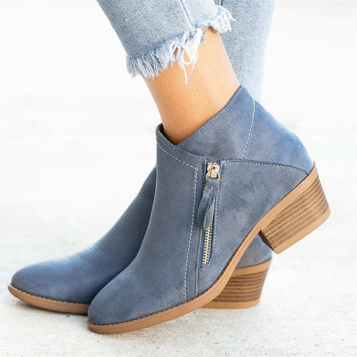 Botines de mujer elegantes de ante con tacón de madera, perfectos para moda de otoño e invierno.