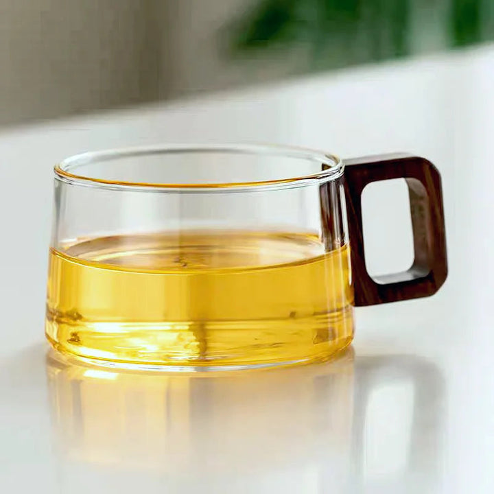 Taza de vidrio borosilicatado de alta resistencia con asa de madera. Regalo duradero y elegante para amantes de las bebidas.