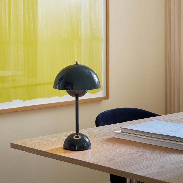 Lámpara LED de mesa, para un hogar moderno. Iluminación ambiental que fusiona estilo y luz.