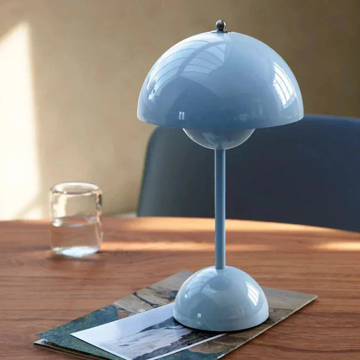 Lámpara de mesa LED con diseño moderno. Ideal para iluminación ambiental en el hogar.