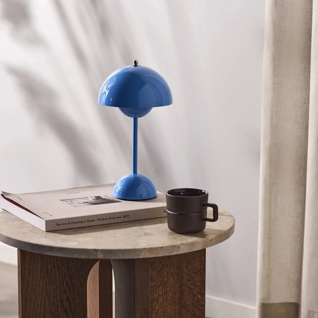 Lámpara de mesa LED para dormitorio. Iluminación ambiental relajante y diseño minimalista.