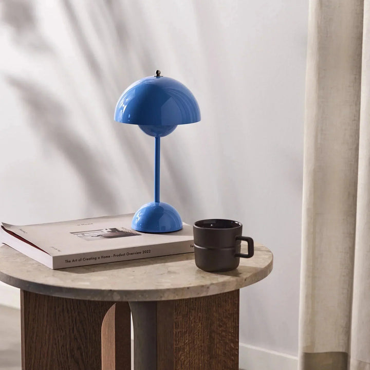 Lámpara de mesa LED para dormitorio. Iluminación ambiental relajante y diseño minimalista.