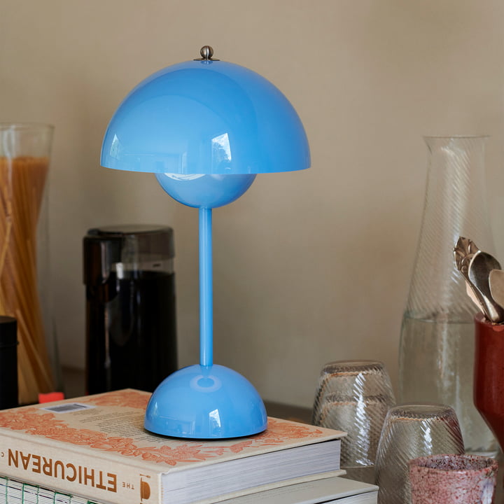 Lámpara de mesa LED, moderna para dormitorio. Crea un ambiente acogedor con luz ambiental.