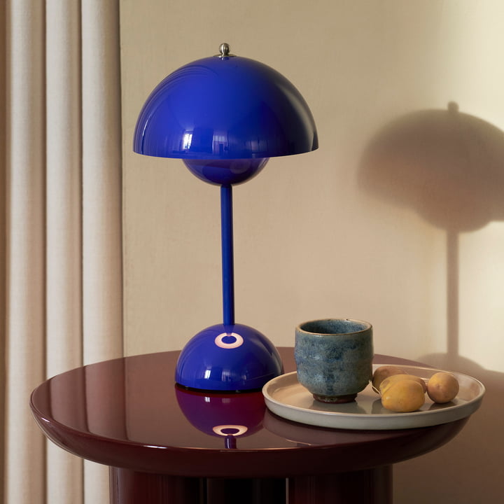 Lámpara de mesa LED, ahorro de energía. Diseño minimalista para iluminación ambiental moderna.