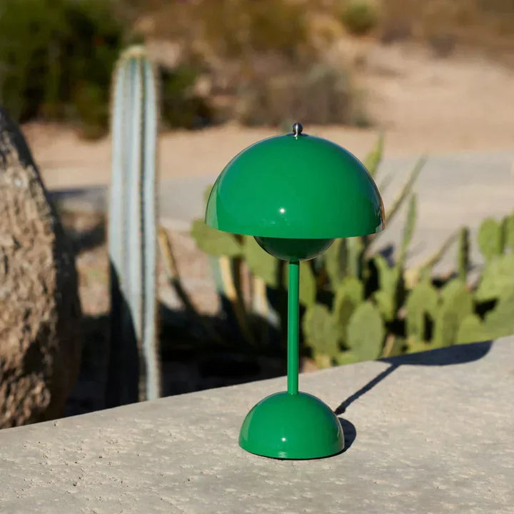 Lámpara LED de mesa minimalista. Ideal para crear ambientes modernos y cálidos en casa.