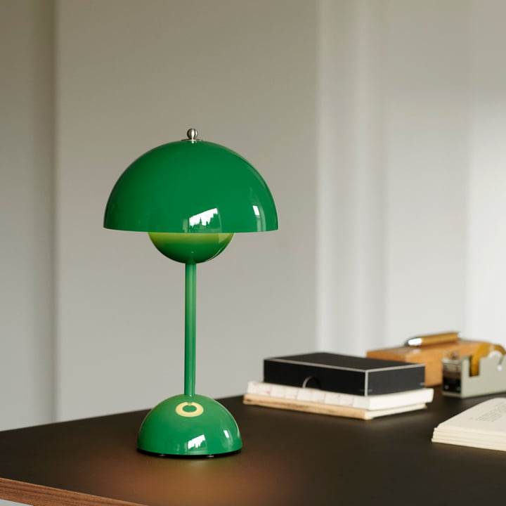 Lámpara de mesa LED para oficina. Diseño moderno y minimalista, ideal para trabajo o lectura.