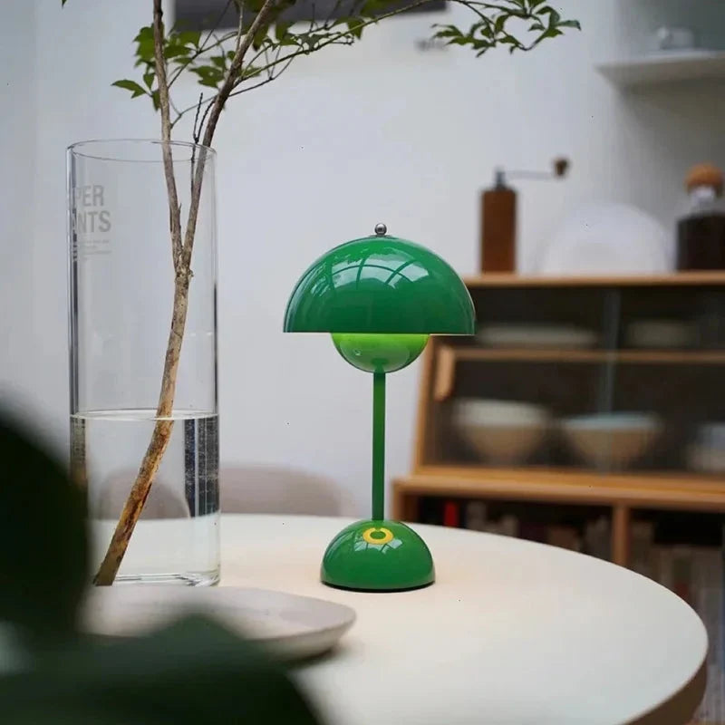 Lámpara LED de mesa, esencial para decoración. Iluminación ambiental, estilo moderno y minimalista.