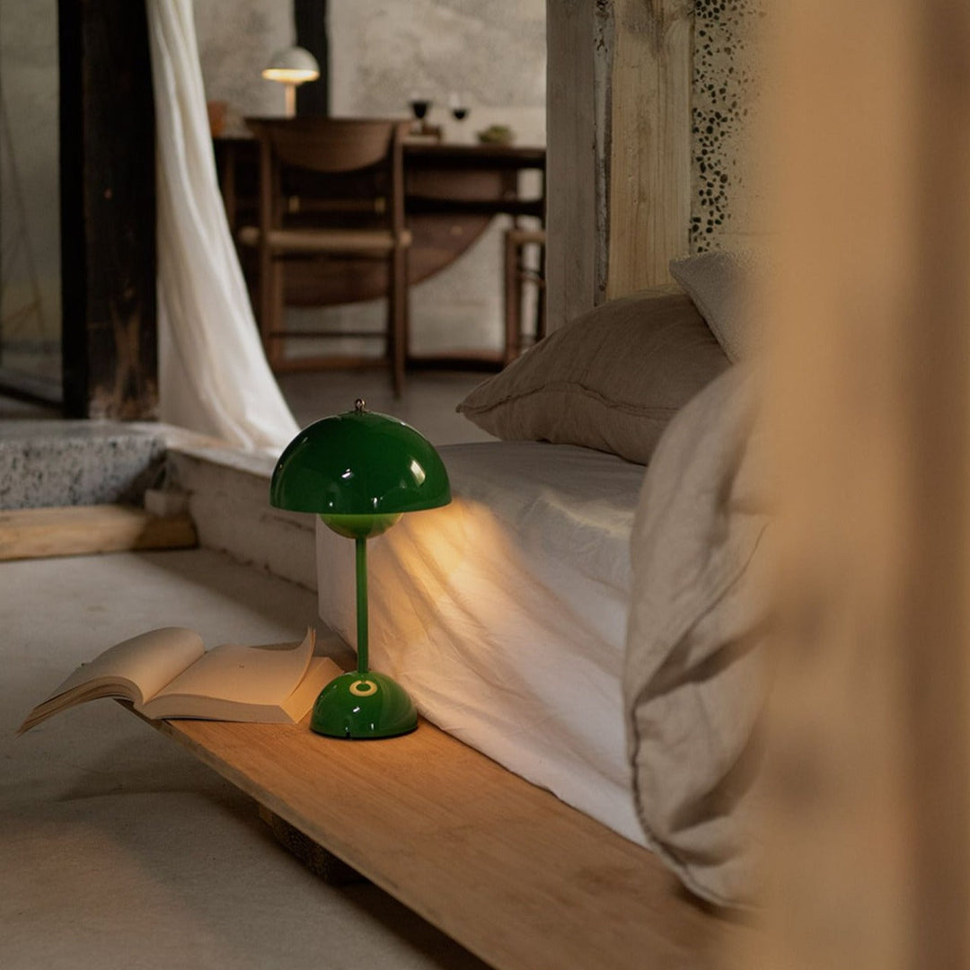 Lámpara de mesa LED, estilo contemporáneo. Iluminación ambiental suave y decoración minimalista.