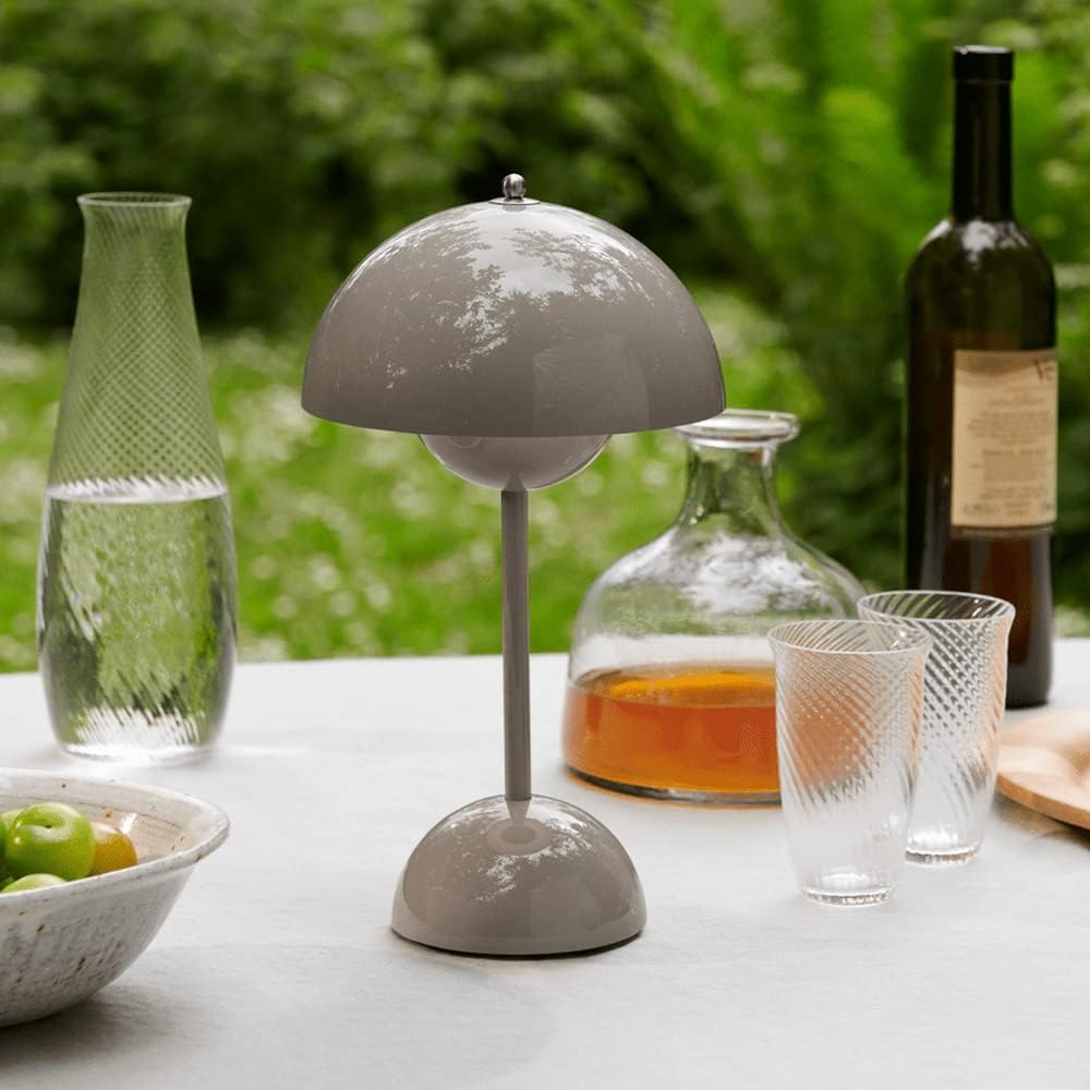 Lámpara LED de mesa, ideal para oficina. Minimalista, moderna, iluminación funcional y decorativa.